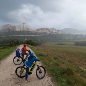 E-bike tour per famiglie in Umbria, partendo dal bike hotel Valle di Assisi