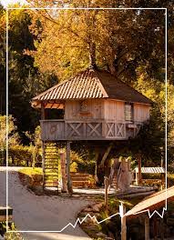 Il sogno di ogni bambino al Dolimiti Village: la casa sull’albero